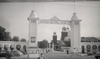 Dufferin St. Gate (1910-1958), looking s