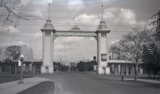 Dufferin St. Gate (1910-1958), looking n