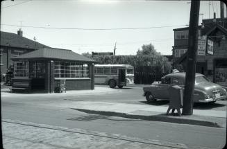 T.T.C., loop, Broadview Loop, Broadview Avenue, east side, north of Danforth Avenue, showing Hollinger Bus Lines bus #89