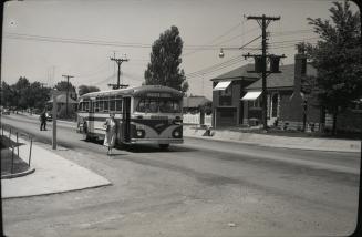Hollinger Bus Lines, bus #86, eastbound on Mortimer Avenue, near Durant Avenue