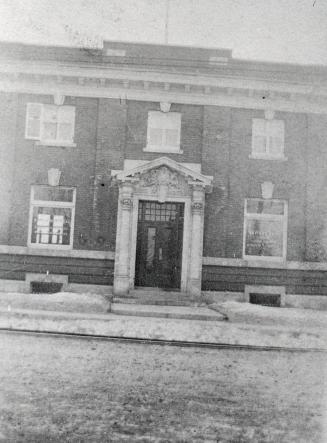Historic photo from 1915 - Bank of Montreal - 2444 Yonge St at Roselawn Ave - with coulmns, triangular pediment, and tympanum in North Toronto