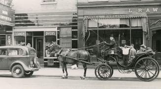 Carriage, in front of Lionel Rawlinson, furniture dealers, 647-9 Yonge Street, e
