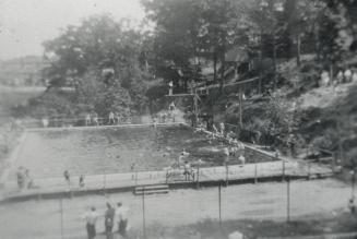 Ravina Gardens, foot of Rowland Street, swiming pool
