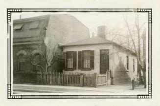 House, Asquith Avenue (no. 35, south side, between Yonge Street and Park Road.). Toronto, Ontario