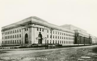 Union Station (opened 1927), Front Street West, south side, between Bay & York Streets (c