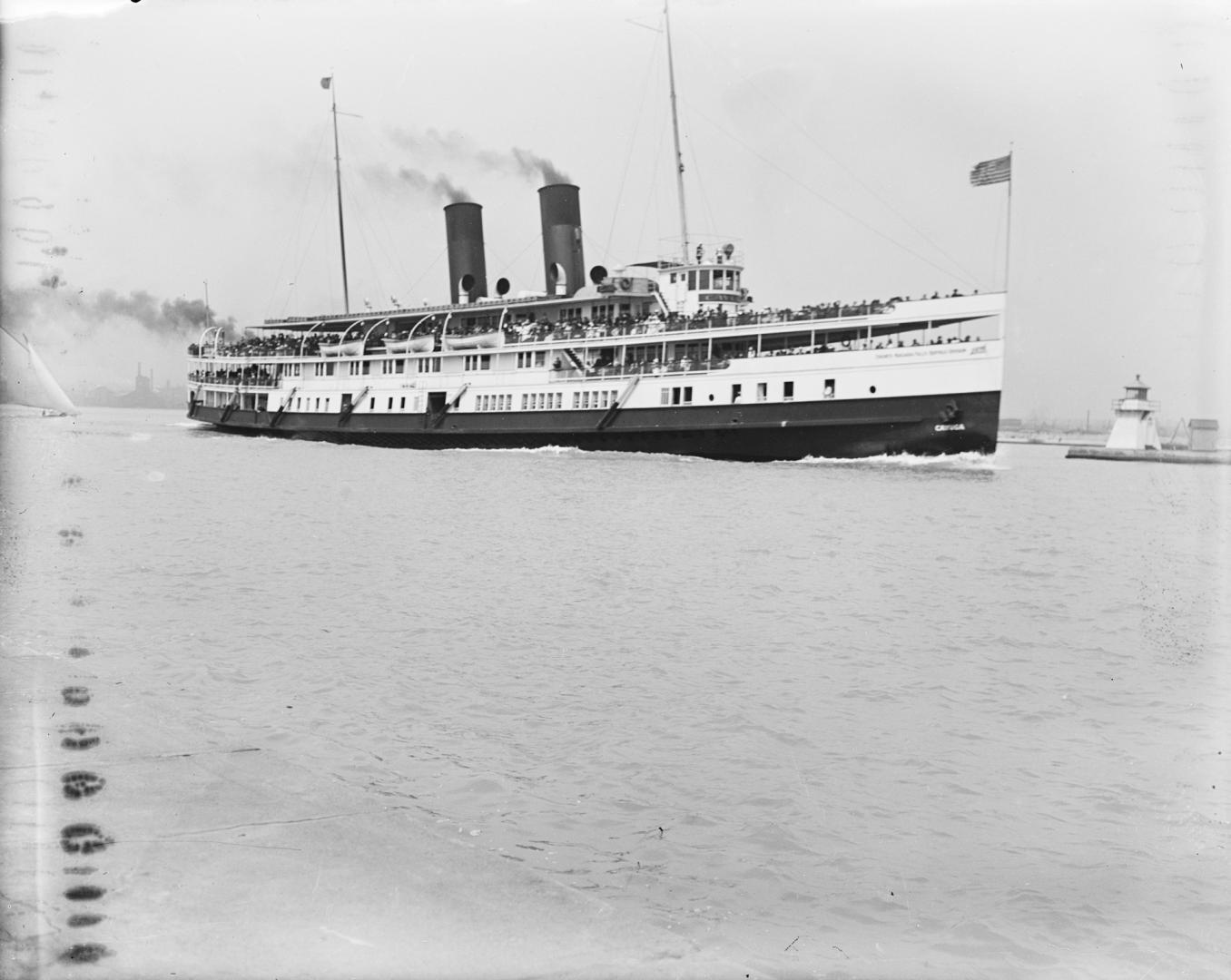 Cayuga (1907-1960), leaving Toronto through Eastern Gap