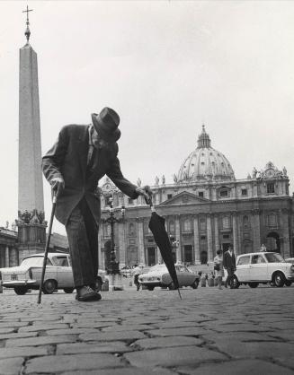 Elderly man crosses St. Peterés Square in 1968