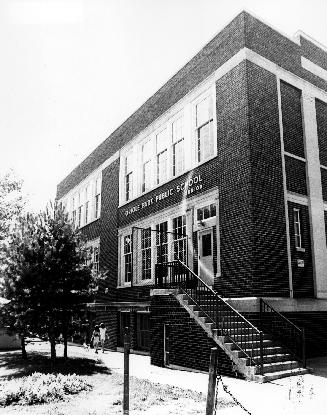 Oriole Park Public School, Braemar Avenue, northwest corner of College View Avenue, Toronto, Ontario