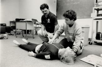 Learning life-saving skills. Instructor Nelson Allison watches John Eisenstat of Toronto practise on a dummy during a course on CPR. St. John Ambulanc(...)