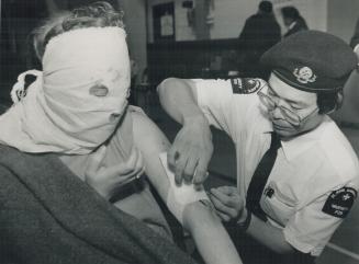 Practice makes perfect. Terence Chau, right, has only 15 minutes to help patient Annmarie West during a fake air disaster staged during the St. John A(...)
