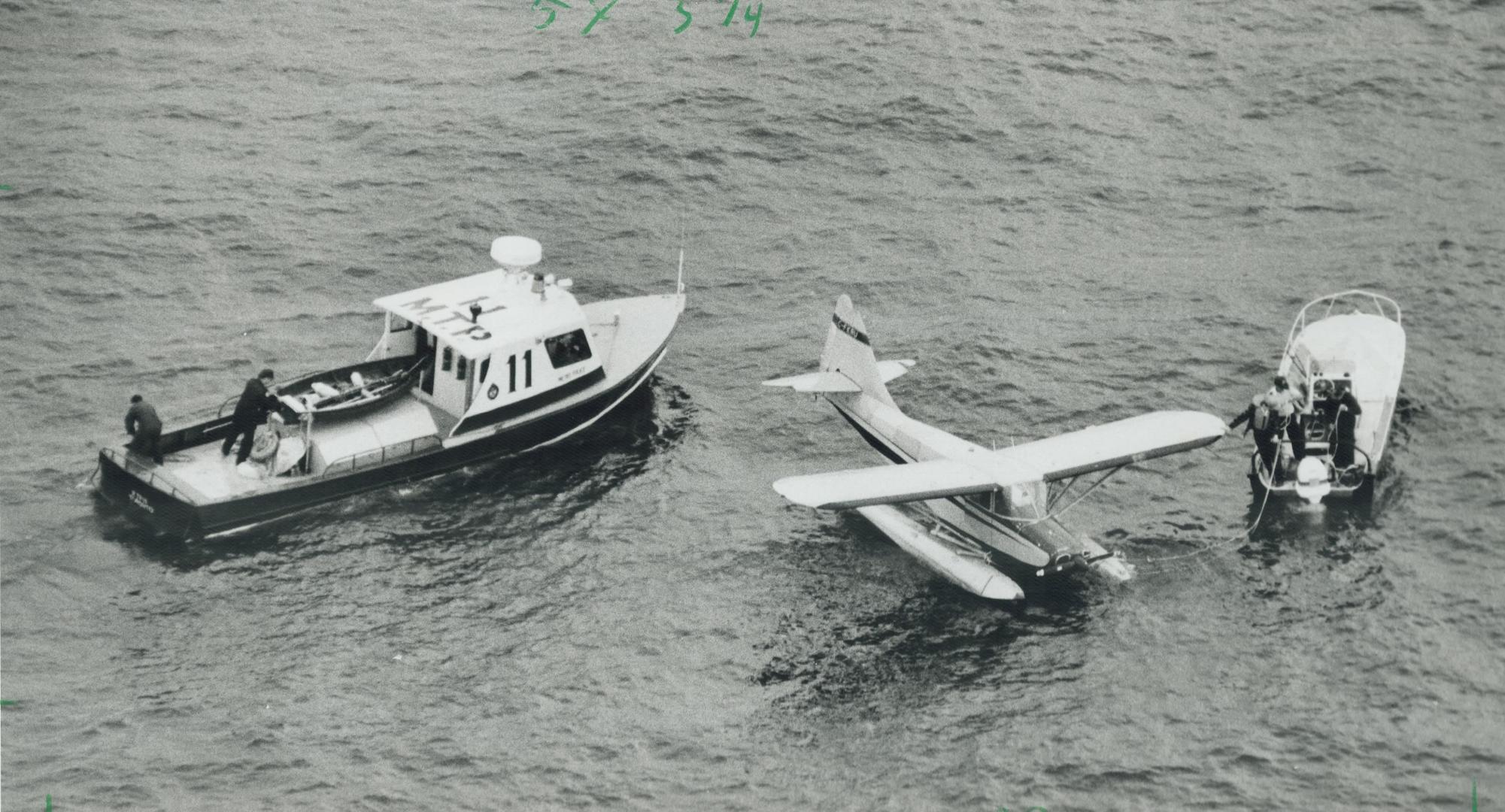 Floats fail stranding pilot in high waves off Toronto Island Airport