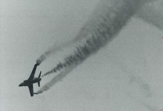 Two seconds before crash, jet spins toward breakwater