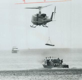 The body of Alan Ness, wrapped in blankets and strapped to the stretcher of a Canadian Armed Forces helicopter, is lifted away from Lake Ontario. Toro(...)