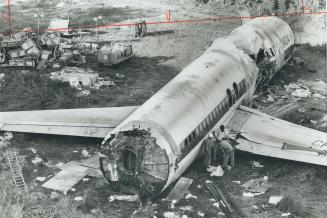 Piece by piece, the wrecked body of the Air Canada DC-9 that crashed at Toronto International Airport on Monday is being taken from its resting place (...)