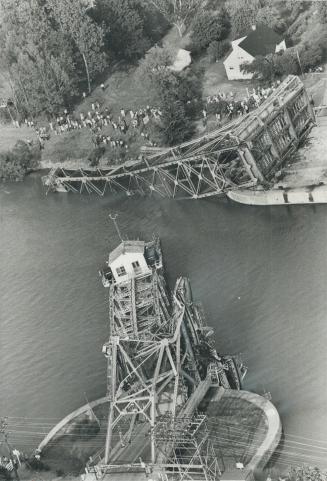 Lying in ruin, the bridge over the Welland Canal at Port Robinson could block Seaway for two weeks, The only alternate route is the Erie barge canal, (...)