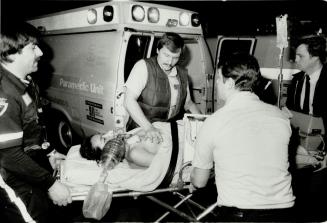 Victim of pool tragedy. Paramedics desperately try to revive a young American woman as they carry her from the Valhalla Inn in Etobicoke last night. T(...)