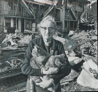 More than 100 homes were destroyed in a fire that swept an area of central Montreal while firemen were on an illegal strike. Patricia Harris, 65, who (...)