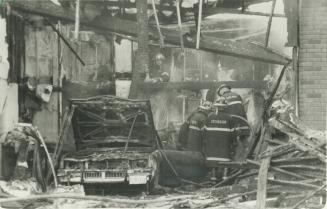Car blast triggers house fire. A family narrowly escaped death today when a mysterious explosion destroyed their Bough Beaches Blvd. home in Mississau(...)