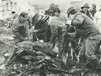 Grief-stricken Chapais residents help dig through debris in search for bodies