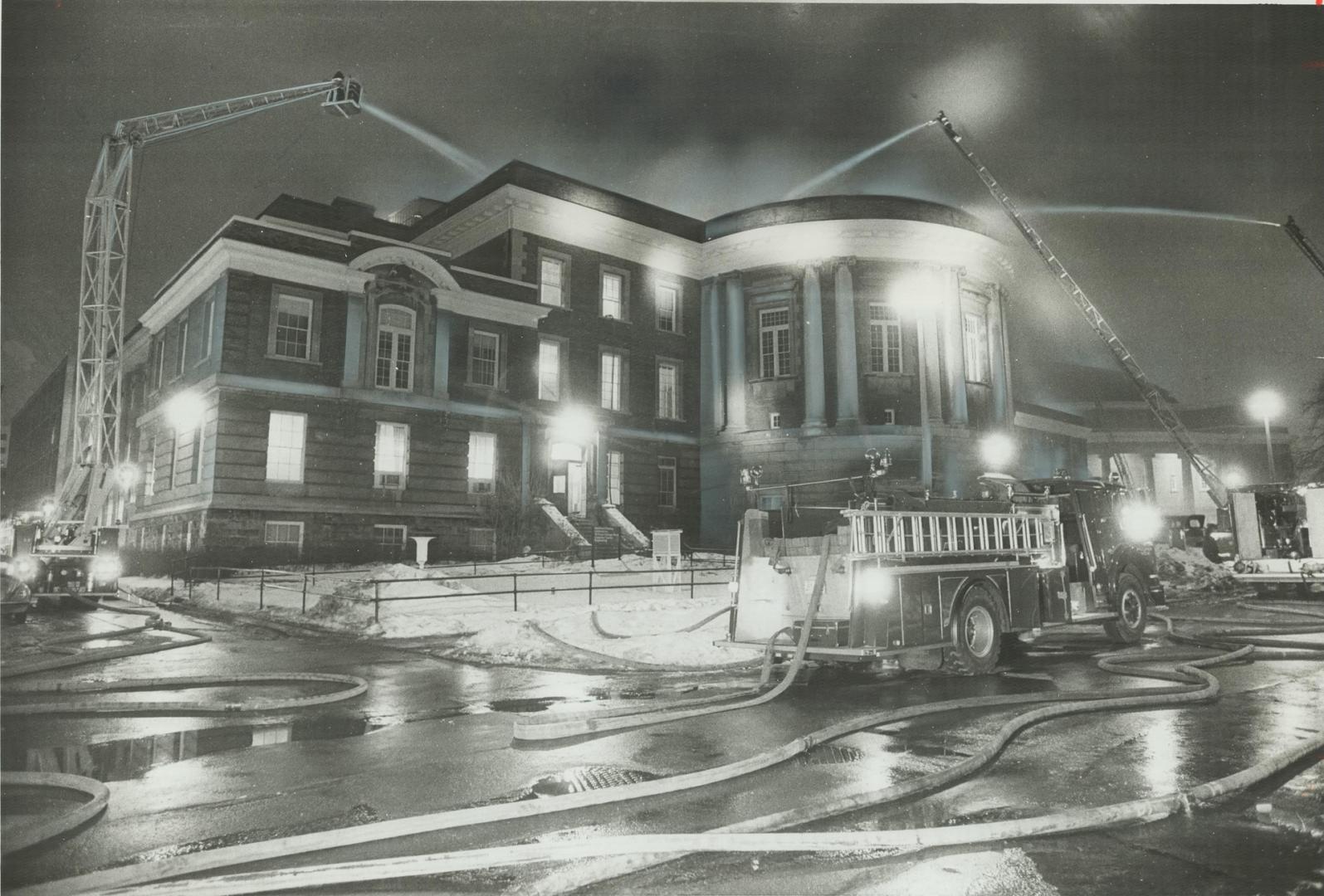 More than 100 firefighters were battling a massive blaze this morning that was raging out of control in University of Toronto's Sandford Fleming build(...)