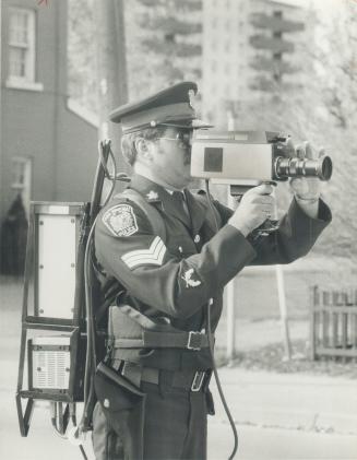 Home movies. Sergeant Mark Spafford of Peel Regional police takes videotape recordings of citizens returning home after being kept away for six days. (...)