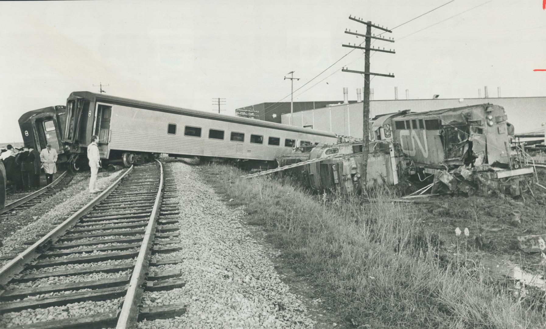 Smashed and tangled, wreckage of drailed CNR Tempo train lies scattered across the railway right-of-way year Woodbine Racetrack after running through (...)