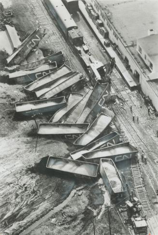 CNR freight train carrying gravel went off the tracks just north of Highway 11 near Brandford during a heavy thunderstorm that lasted two hours last n(...)