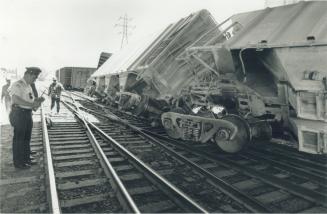 Derailed cars block tracks. A Canadian National freight train derailed at the Bayview extension just south of King St. yesterday afternoon. No one was(...)