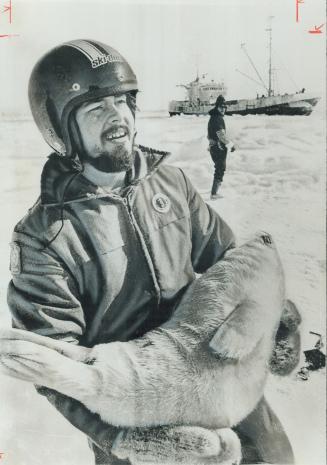 Saving seal pup from Norwegian hunter, Greenpeace Foundation member Paul Watson of Toronto holds animal on floe off Newfoundland yesterday on opening (...)
