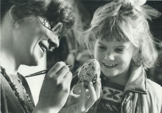 A Ukrainian Easter tradition. Olena Jatsyshyn shows 7-year-old Amy Malcolm how to decorate a pysanka, the traditional Ukrainian Easter egg, during a d(...)