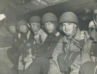 As the plane rises to the required height over Manitoba's Camp Shilo, these Canadian paratroopers await the signal to jump. Fit and ready after months(...)