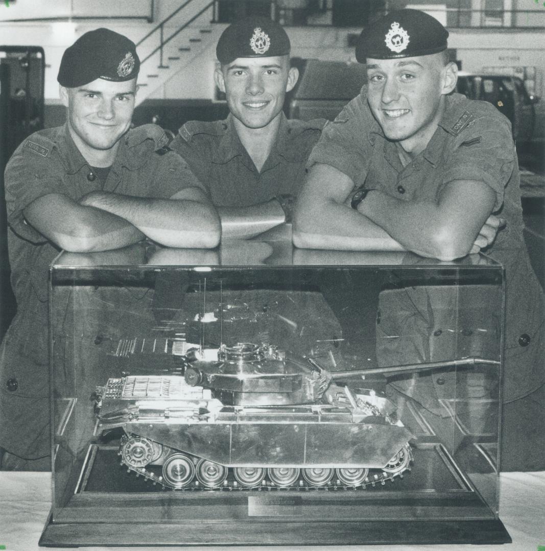 Canada's best reserves. James Thompson, left, Jamie Porter and Michael Haunts show off Worthington trophy. Their Ontario Regiment, based at the Oshawa(...)