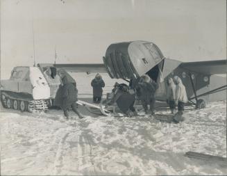 Unloading supplies and a new snowmobile motor from a glider, members of the Muskox expedition completed the job in half an hour, and the craft was the(...)