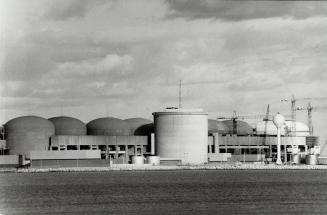 Measurements of radioactive tritium, in the air and grass around the Pickering nuclear plant, show levels as much as 81 times highter in 1989 than in 1986