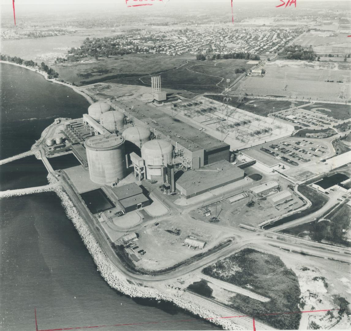 Hydro's nuclear generating plant at Pickering pours steam heat into Lake Ontario