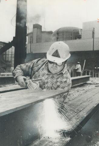 Expaning the nuclear plant. Four new reactors, to be completed by 1982, will double the size and capacity of the Pickering Nuclear Power Station and w(...)