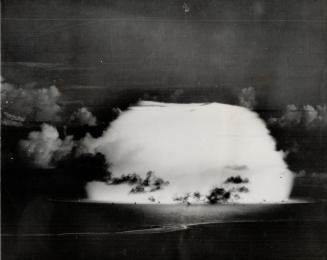 Silhouetted against the glare of the atom bomb explosion in the underwater tests in Bikini lagoon, ships of the target fleet can be seen in the foregr(...)