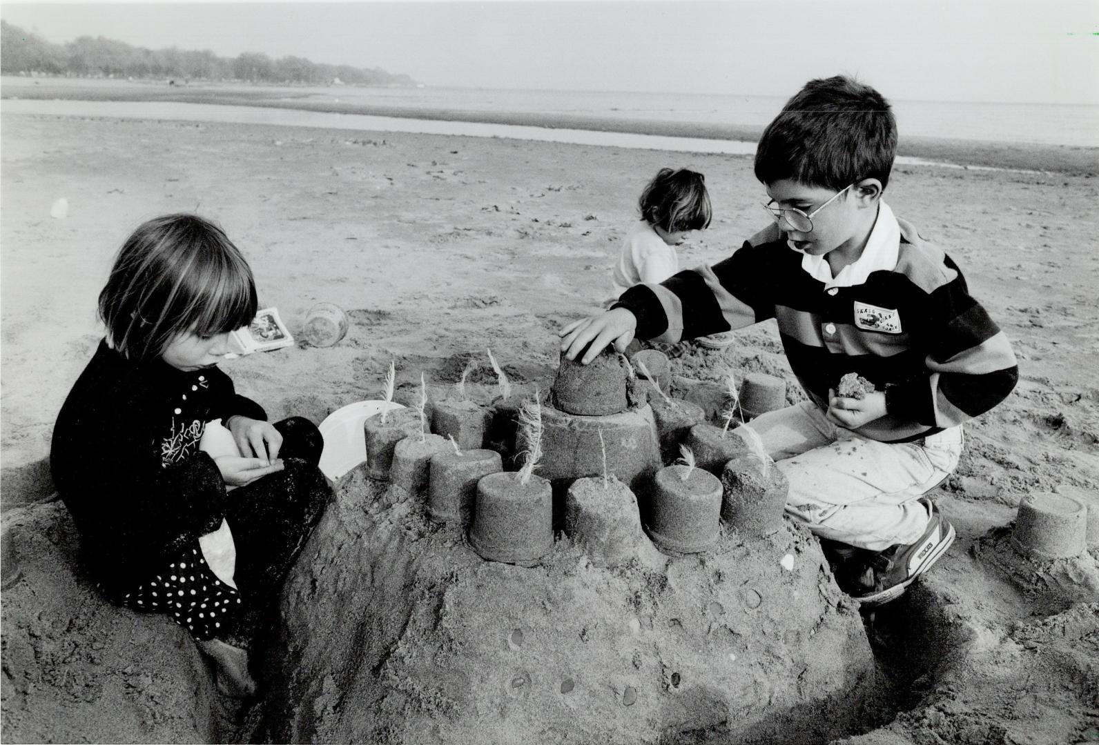 It may be less than two months until Santa arrives, but to these youngsters it seems like summer vacation all over again at the beach, as warm tempera(...)
