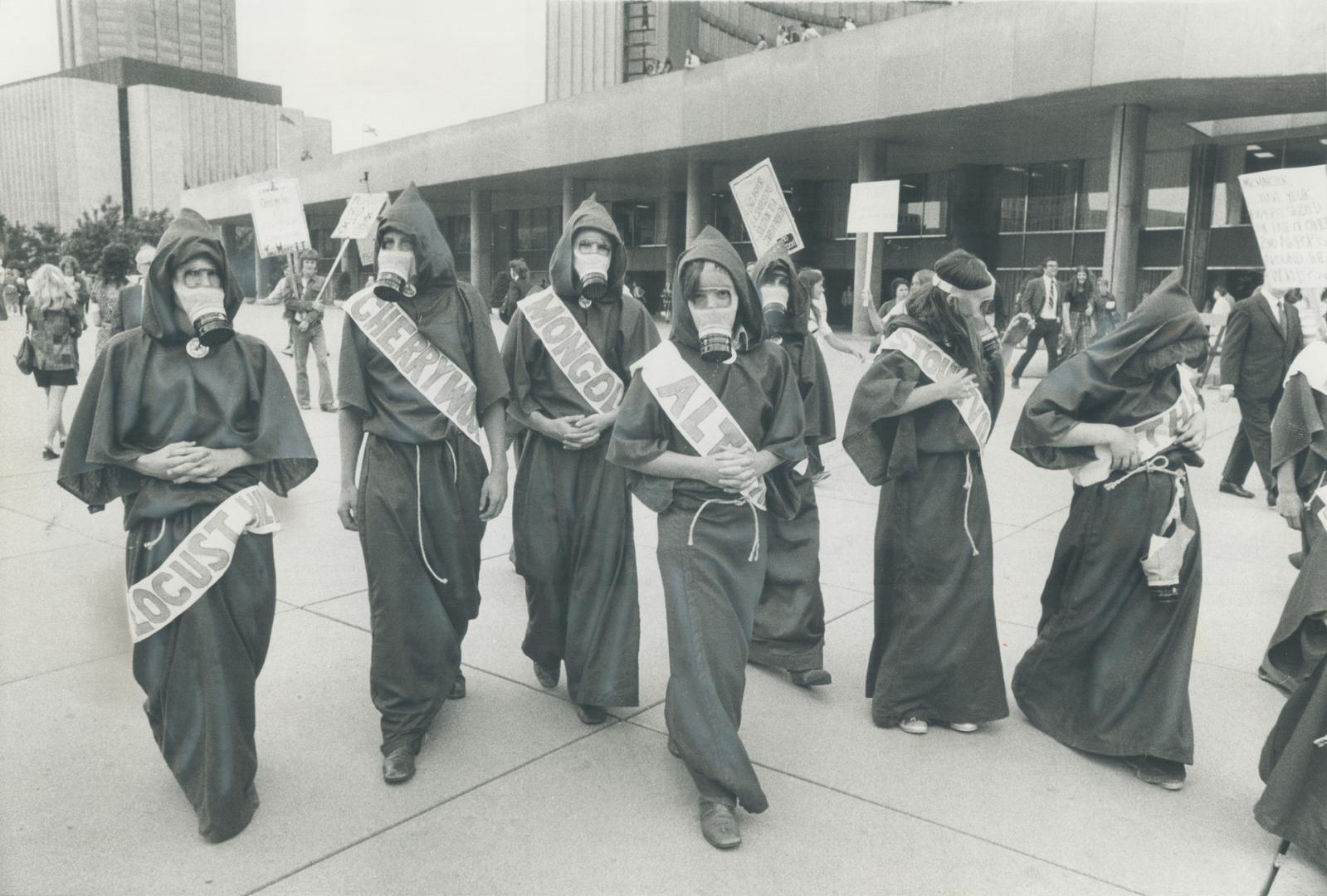 Anti-airport demonstrations, like this one by the Pickering-based People or Planes group, are causing designers to consider lakes and oceans as sites (...)