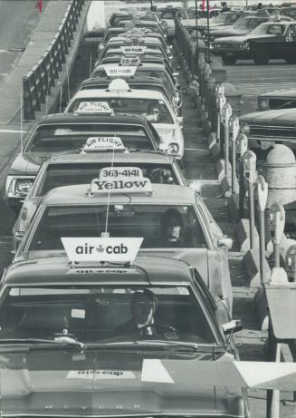 Taxis fill the lane leading to the arrivals level at Toronto International Airport where competing drivers have been fighting each other and police. P(...)