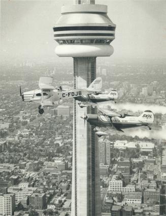 Flying team prepares for air show, Precision flying team, the Canadian Reds, fly past CN Tower in preparation for Canadian International Air Show open(...)