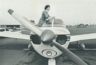 Sky-high poker. Douglas Bowman won a poker game yesterday against 430 other hands - all flying around southern Ontario in 150 airplanes in a game whic(...)