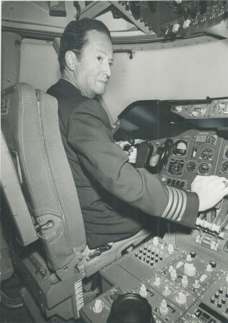 Air Canada Capt. Wendell Reid uses a 747 simulator to administer refresher courses that pilots must take every three months, the simulator making poss(...)