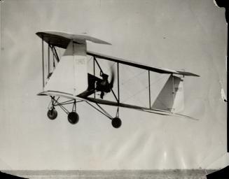 The tale is it has no tail. The last invention of the late Glenn curtiss, pioneer aviator, makes its first flight. It is a paradox in design, having n(...)