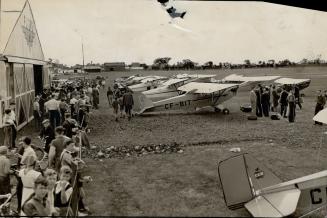 Visitors circle over C.N.E. The greatest air armada in Canadian air history, 40 flivver airplanes, flew over Toronto and the C.N.E. today. Manned by s(...)