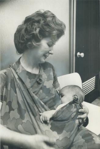 The sneaky nursing dress enables women to suckle their babies unobtrusively on subways, in movie theatres and in other public places. Above: Mrs. Marg(...)