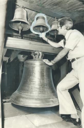 Hundreds of bells hang in Hillis Rowland's home on Highway 10 north of Snelgrove, and the three small ones he's examining are his latest acquisition. (...)