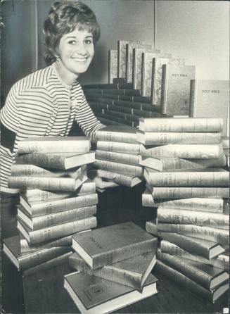 1,550 bibles presented. Annette Hutchinson sorts Bibles for distribution to the 1,400 rooms of Toronto's new Four Seasons Sheraton Hotel. The Bibles w(...)