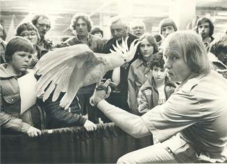 At the Sportsmen's show: Bob Greenwood shows off Fred the Cockatoo, star of TV's Baretta show
