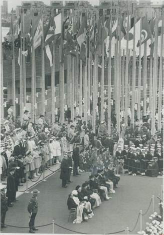 Huddled under warm blankets, the VIPs who attended closing day ceremonies for Expo 67 yesterday had it easier than the masses who sat through 75 minut(...)